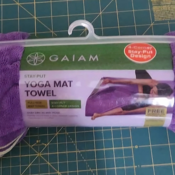 GAIAM Stay-Put Purple Yoga Mat Towel - Picture 1 of 3